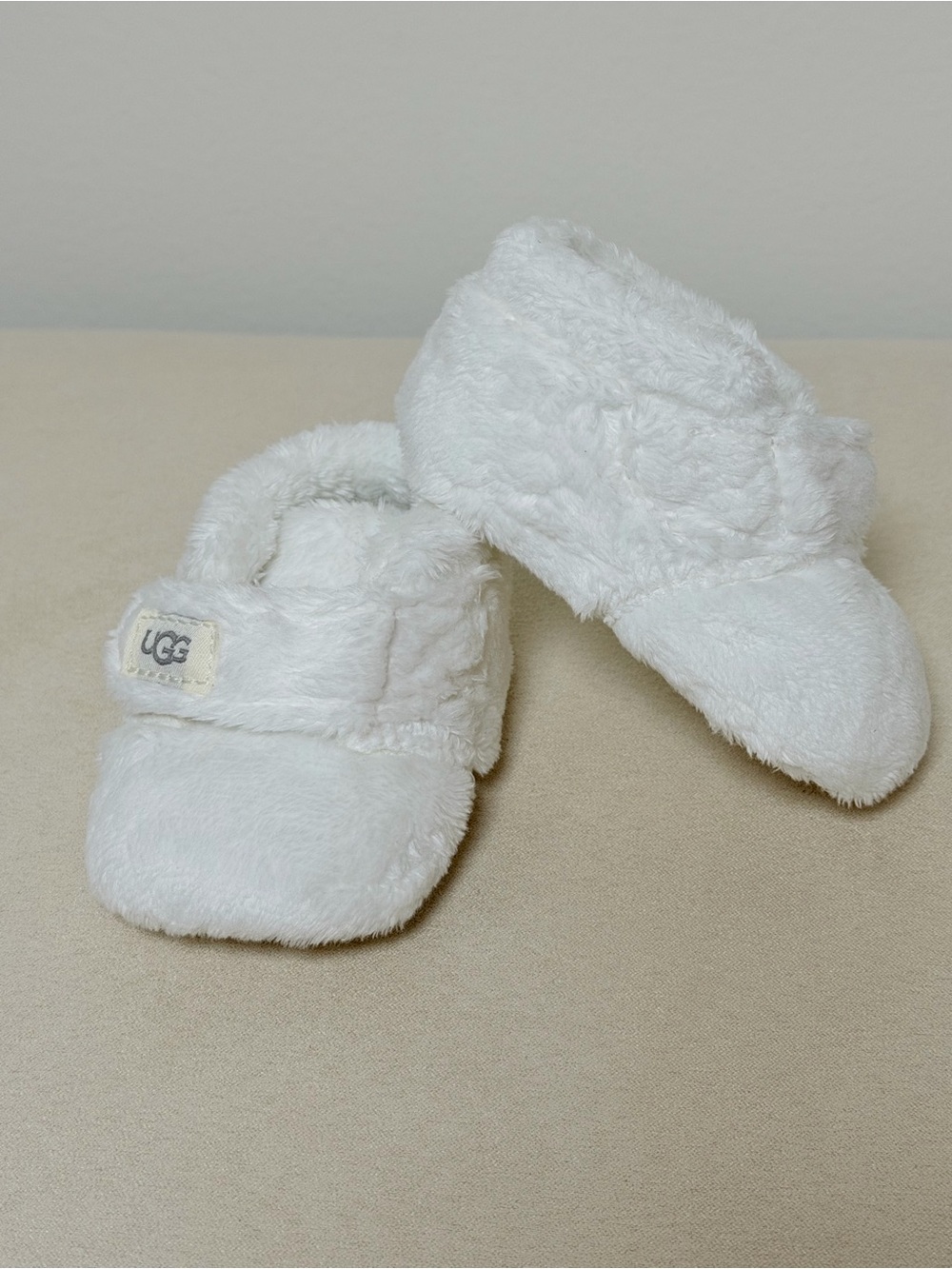 UGG Infant Baby Bixbee Soft Sole Crib Shoes White NWOT Size 0/1 Fuzzy Fur